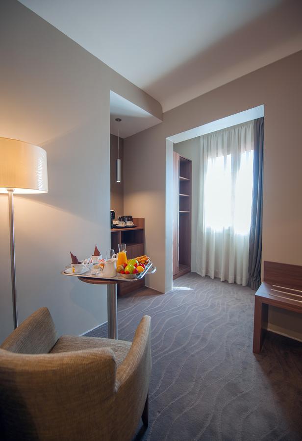 Hotel Lou Castelet Carros Buitenkant foto