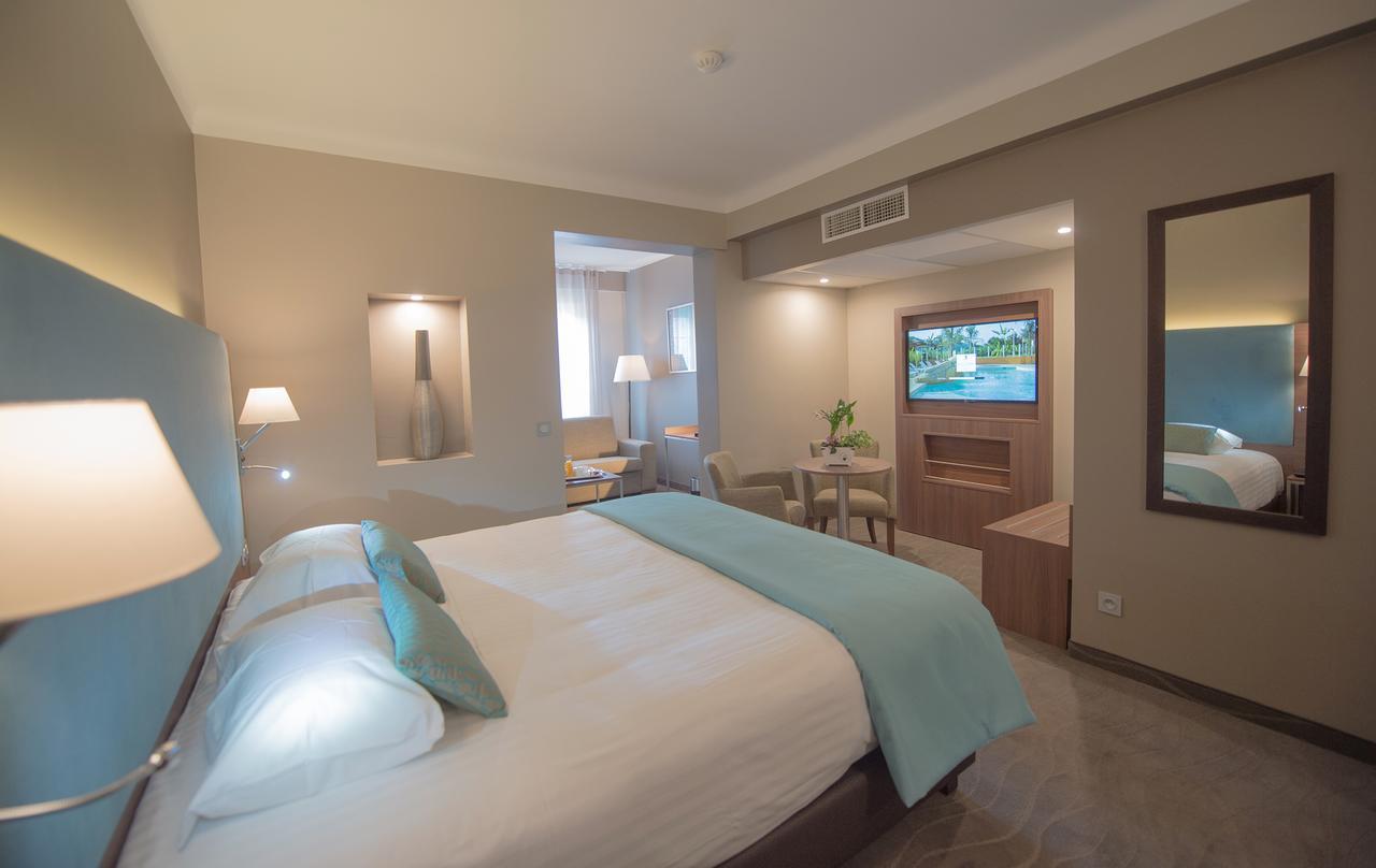 Hotel Lou Castelet Carros Buitenkant foto